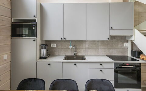 Villa Galdu a: Køkken, Countertop, Køkken Apparat, Gulvbelægning, Indretning, Møbel, Træ, Større Bandage, Cabinetry, Håndvask