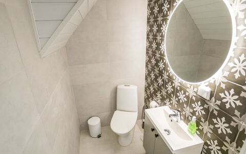 Villa Galdu a: Gulvbelægning, Etage, Sanitærarmatur, Badeværelse, Indretning, Toiletbræt, Toilet, Badeværelsesvask, Vvs, Flise