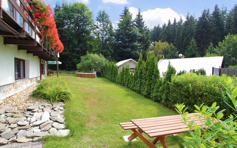 Harrachov Pool & Garden: Plante, Himmel, Sky, Møbel, Udendørs Bench, Botanik, Bygning, Natur, Træ, Naturlige Landskab