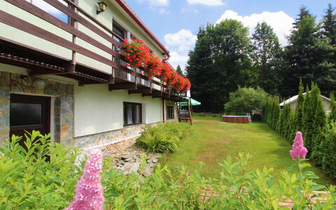 Harrachov Pool & Garden: Plante, Blomst, Ejendom, Himmel, Bygning, Sky, Natur, Blad, Botanik, Træ