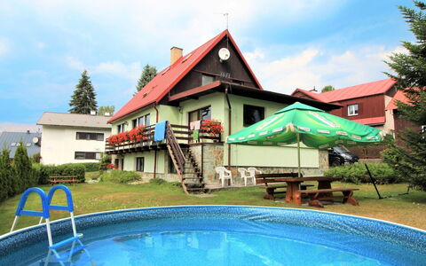 Harrachov Pool & Garden: Sky, Himmel, Vand, Plante, Bygning, Ejendom, Svømmepøl, Træ, Hus, Skygge