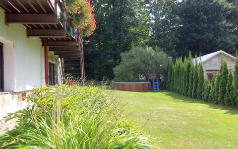 Harrachov Pool & Garden: Plante, Ejendom, Botanik, Blad, Træ, Bygning, Vegetationen, Arkitektur, Græs, Land Lot