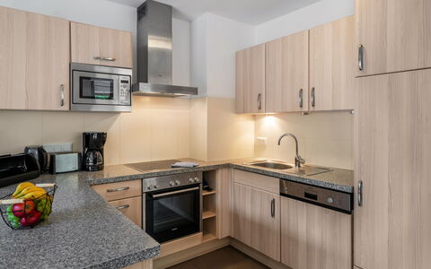 Pflaume: Cabinetry, Countertop, Ejendom, Møbel, Håndvask, Køkken Apparat, Komfur, Køkken, Husholdningsapparat, Køkkenvask