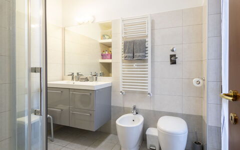 Fra Cristoforo Studio Apartment: Badeværelse, Toiletbræt, Gulvbelægning, Sanitærarmatur, Toilet, Etage, Indretning, Håndvask, Badeværelsesvask, Tap