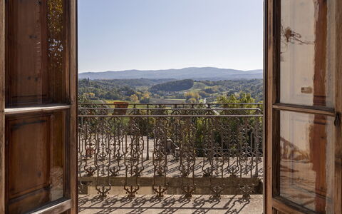 Villa La Cicogna Tuscany: Himmel, Plante, Træ, Bygning, Indretning, Træ, Landskab, Hårdttræ, Facade