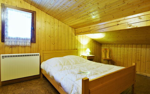 Pierre Blanche: Møbel, Komfort, Træ, Lampe, Bygning, Bed Frame, Seng, Etage, Hårdttræ, Vindue