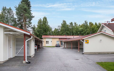 Kivakatti: Seng, Møbel, Soveværelse, Indretning, Sengetøj, Sengetøj, Gulvbelægning, Træ, Etage, Værelse
