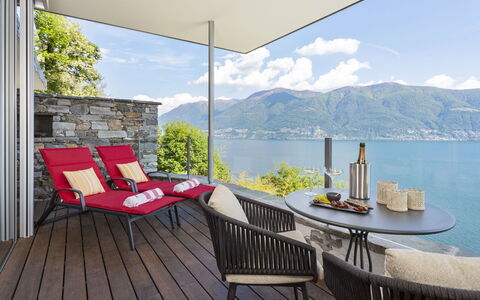 Ronco Sopra Ascona 66: Vand, Møbel, Himmel, Sky, Ejendom, Vindue, Bygning, Bord, Plante, Træ