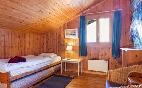 Chalet Seravalle: Møbel, Komfort, Træ, Etage, Gulvbelægning, Hårdttræ, Bygning, Bed Frame, Bejdse, Træ