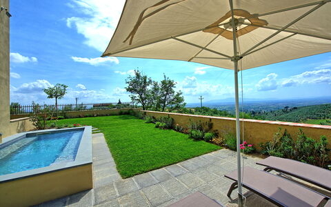 Casa Lionardo: Vand, Plante, Himmel, Ejendom, Sky, Blå, Skygge, Udendørs Møbler, Paraply, Træ