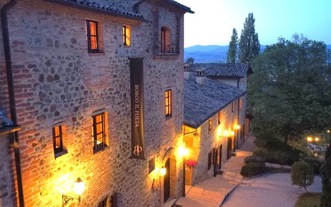 Borgo Al Castello: Himmel, Vindue, Bygning, Plante, Træ, Hus, Skumring, Facade, Landskab, City