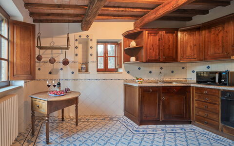 Borgo Al Castello: Cabinetry, Møbel, Countertop, Vindue, Køkken, Bygning, Træ, Indretning, Køkken Apparat, Komfur