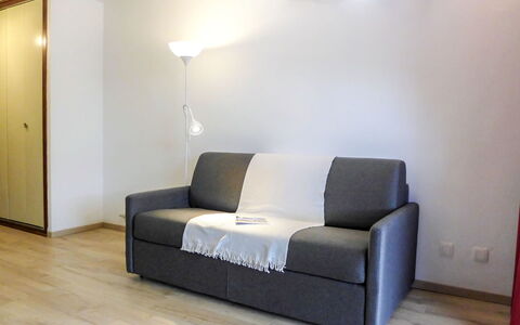 Le Pramouny: Møbel, Værelse, Couch, Ejendom, Etage, Sofa Seng, Indretning, Væg, Belysning, Stue