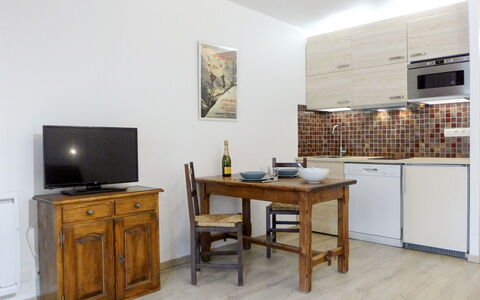Le Pramouny: Møbel, Værelse, Ejendom, Indretning, Bord, Bygning, Cabinetry, Etage, Skrivebord, Ejendom