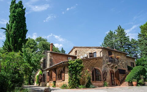 Villa Pania: Sky, Plante, Himmel, Vindue, Træ, Sommerhus, Bygning, Græs, Facade, Naturlige Landskab