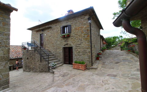 La Casa nel Borgo: Himmel, Plante, Ejendom, Vindue, Bygning, Træ, Hus, Sommerhus, Dør, Sky