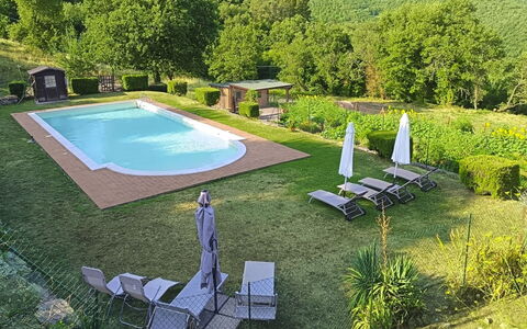 La Casa nel Borgo: Blå, Svømmepøl, Kompositmateriale, Udvej, Skygge, Eco Hotel, Water Feature, Hacienda, Landscaping, Thermae