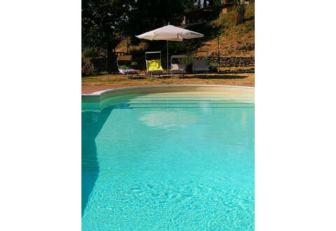 La Casa nel Borgo: Vand, Azure, Rektangel, Paraply, Svømmepøl, Bygning, Skygge, Udendørs Møbler, Fritid, Toner Og Skygger