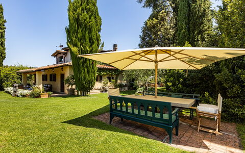 Podere La Torre: Plante, Bord, Himmel, Møbel, Træ, Udendørs Bench, Skygge, Udendørs Møbler, Udendørs Bord, Land Lot