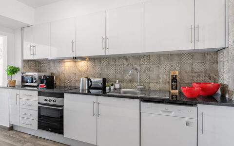 Happy Moments: Cabinetry, Countertop, Køkkenvask, Tap, Håndvask, Komfur, Køkken, Træ, Bygning, Køkken Apparat