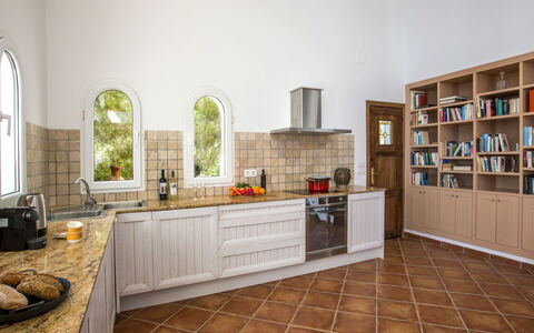 Villa El Paraiso al Mar Ambolo: Gulvbelægning, Køkken, Indretning, Væg, Cabinetry, Countertop, Etage, Køkken Apparat, Skab, Møbel