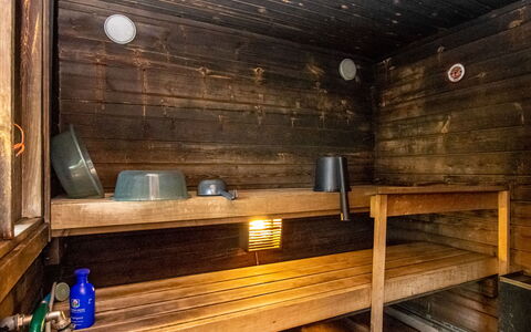 Kekkola: Seng, Møbel, Soveværelse, Indretning, Sengetøj, Sengetøj, Gulvbelægning, Træ, Etage, Værelse