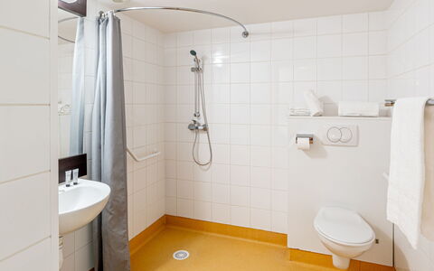 Eppe Sauvage 110: Sanitærarmatur, Ejendom, Brusehoved, Badeværelse, Tap, Håndvask, Badeværelsesvask, Arkitektur, Bygning