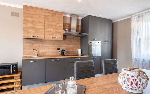 Tra Terra e Cielo: Cabinetry, Countertop, Møbel, Ejendom, Køkken, Træ, Gardin, Køkkenvask, Indretning, Bord
