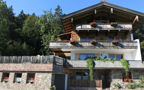 Chalet Astholz: Plante, Himmel, Træ, Fritid, Facade, Ejendom, Tag, Tempel, Bygning