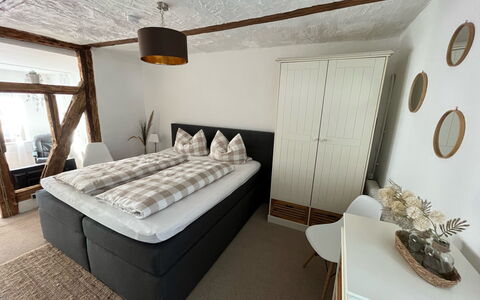 Schillerplatz: Bygning, Træ, Komfort, Indretning, Etage, Hus, Gulvbelægning, Skygge, Vindue, Bed Frame