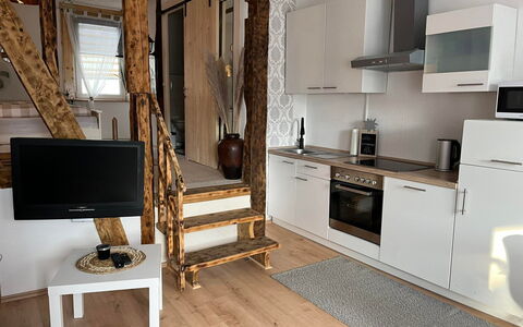 Schillerplatz: Ejendom, Møbel, Cabinetry, Træ, Countertop, Indretning, Stue, Husholdningsapparat, Etage, Gulvbelægning