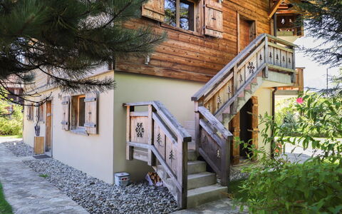 Chalet sans Soucis: Plante, Bygning, Ejendom, Vindue, Hus, Trappe, Arkitektur, Sommerhus, Træ