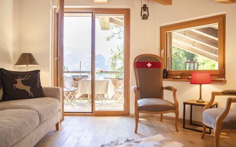 Chalet sans Soucis: Møbel, Ejendom, Vindue, Bygning, Komfort, Træ, Skygge, Textile, Indretning, Stol