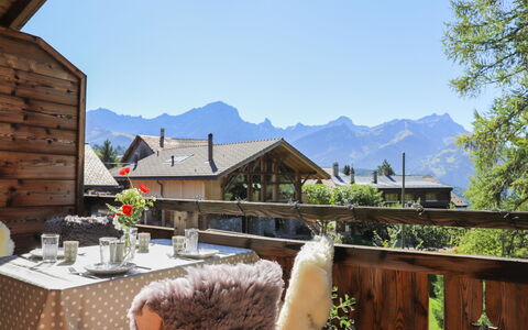 Chalet sans Soucis: Himmel, Bygning, Ejendom, Bjerg, Plante, Bord, Blomsterkrukke, Vindue, Stol, Træ