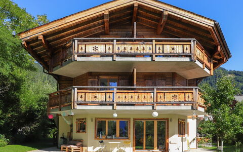 Chalet sans Soucis: Himmel, Plante, Ejendom, Bygning, Vindue, Træ, Træ, Sommerhus, Sidespor, Ejendom