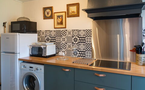 Le Glaude: Cabinetry, Vaskerum, Countertop, Møbel, Ejendom, Køkken, Komfur, Træ, Køkken Apparat, Indretning