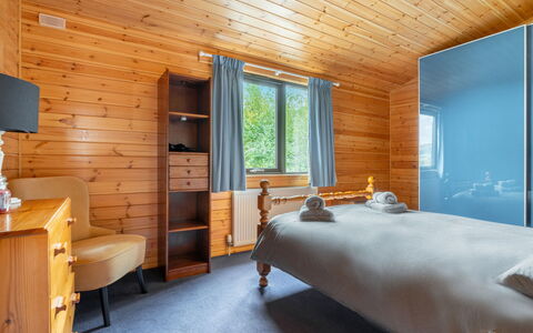 Lodge 9: Bygning, Møbel, Cabinetry, Komfort, Vindue, Træ, Indretning, Bed Frame, Lampe, Television