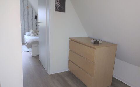 Waldoase: Håndvask, Sanitærarmatur, Cabinetry, Badeværelse, Træ, Tap, Spejl, Etage, Gulvbelægning, Væg