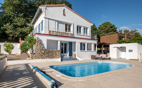 Villa les Treilles: Vand, Himmel, Ejendom, Bygning, Plante, Svømmepøl, Azure, Træ, Vindue, Arkitektur
