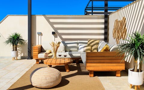 Marinsa Beach Ii Sea View Roof Terrace: Plante, Ejendom, Himmel, Blomsterkrukke, Træ, Skygge, Udendørs Møbler, Indretning, Belysning, Arkitektur