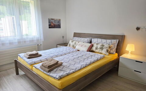 Sunnmatt Süd Wohnung 432: Seng, Soveværelse, Møbel, Træ, Sengetøj, Sengetøj, Indretning, Gulvbelægning, Etage, Bed Frame