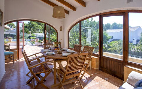 Villa Angelo: Bord, Møbel, Træ, Plante, Skygge, Stol, Arkitektur, Belysning, Indretning, Vand