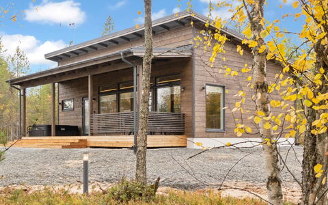 Villa Korpi: Altan, Lejlighed, Skygge, Glas, Ejerlejlighed, Gelænder, Veranda, Dagslys, Dæk, Udendørs Møbler