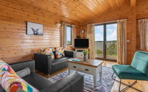 Loch Side Lodge 8: Møbel, Ejendom, Billedramme, Azure, Træ, Belysning, Indretning, Komfort, Etage, Gulvbelægning
