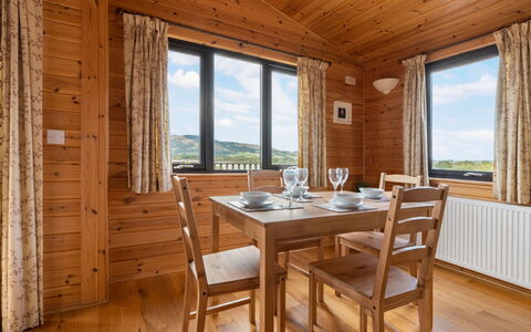 Loch Side Lodge 8: Møbel, Ejendom, Billedramme, Azure, Træ, Belysning, Indretning, Komfort, Etage, Gulvbelægning