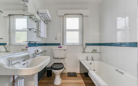 Suilven: Badeværelse, Sanitærarmatur, Gulvbelægning, Toiletbræt, Toilet, Etage, Håndvask, Indretning, Vvs, Tap