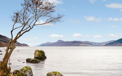 Suilven: Vand, Himmel, Sky, Vandressourcer, Plante, Naturlige Landskab, Træ, Bjerg, Sø, Horisont