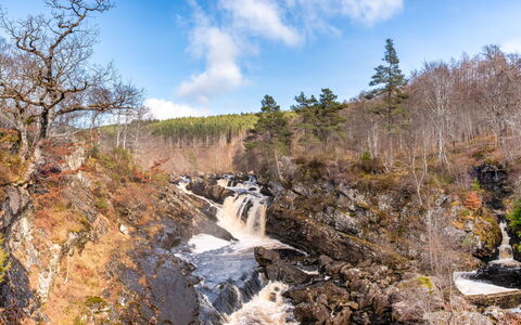 Suilven: Sky, Plante, Himmel, Vand, Naturlige Landskab, Bjerg, Bedrock, Highland, Træ, Vandløb