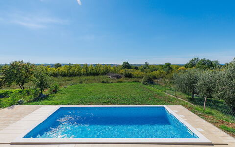 Villa Luna Maris: Vand, Plante, Daytime, Himmel, Svømmepøl, Rektangel, Azure, Naturlige Landskab, Vegetationen, Græs
