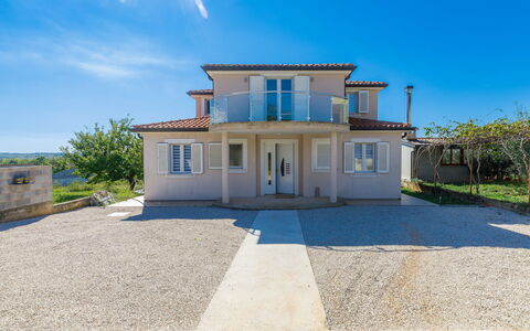 Villa Luna Maris: Himmel, Bygning, Plante, Ejendom, Vindue, Azure, Dør, Hus, Sky, Land Lot